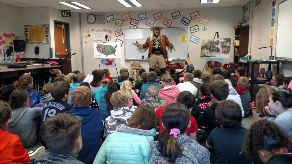 "Buffalo Bill" Cody doin' some 'splainin' about the frontier!