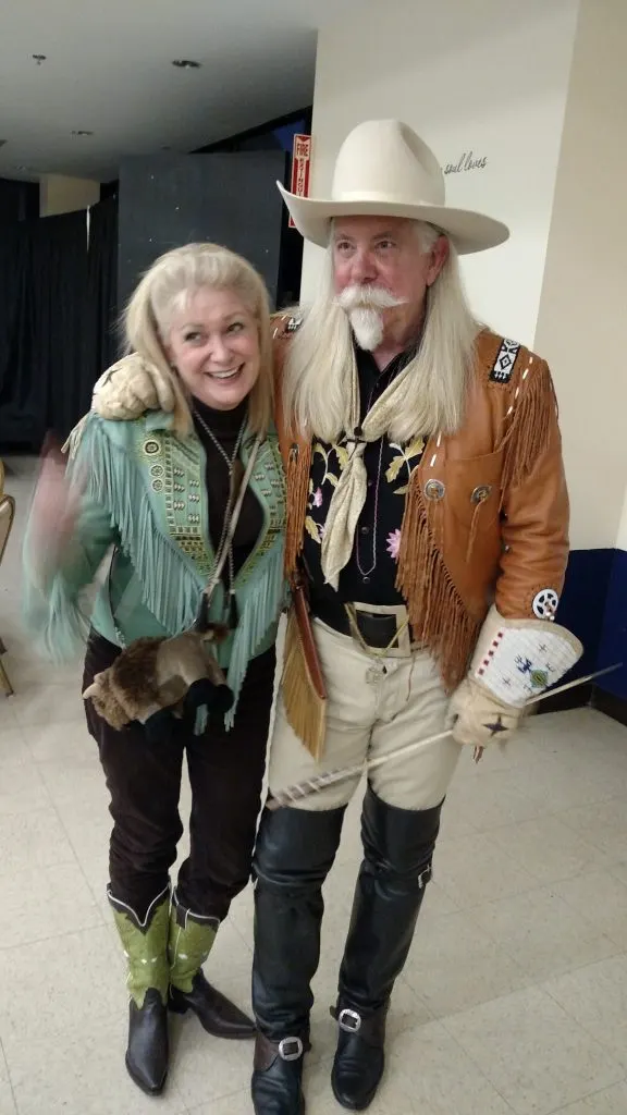 This smilin' beauty went all out for Buffalo Bill, and got herself a buffalo purse for the occasion!